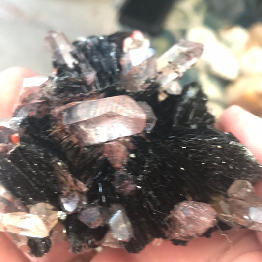 Red quartz with specularite crispy